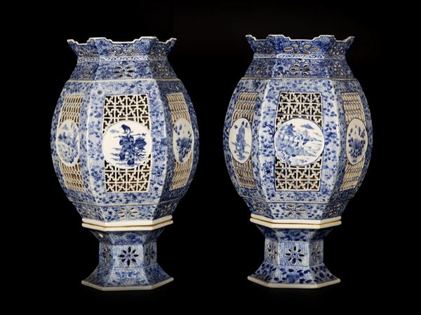 COPPIA DI VASI A LANTERNA IN PORCELLANA  (Cina, fine XIX secolo)  - Asta Fine Asian Art - Marcopolo srl - Marcopolo Asian Art Auction Milano