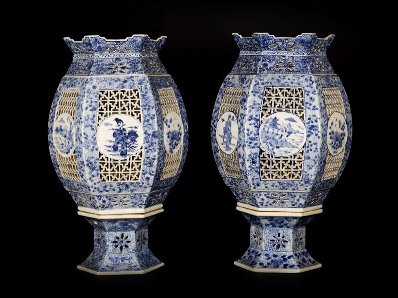 COPPIA DI VASI A LANTERNA IN PORCELLANA