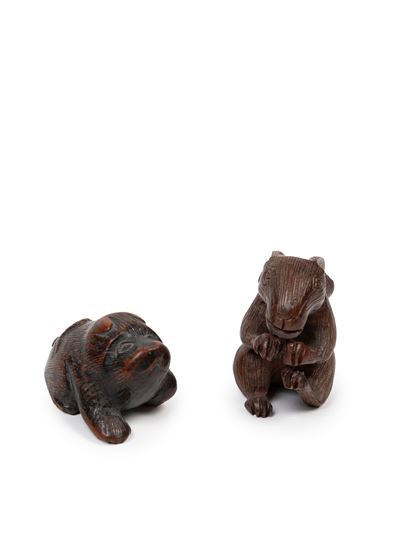 Due Netsuke in legno rappresentanti un coniglio e un cinghiale, Giappone, XX secolo