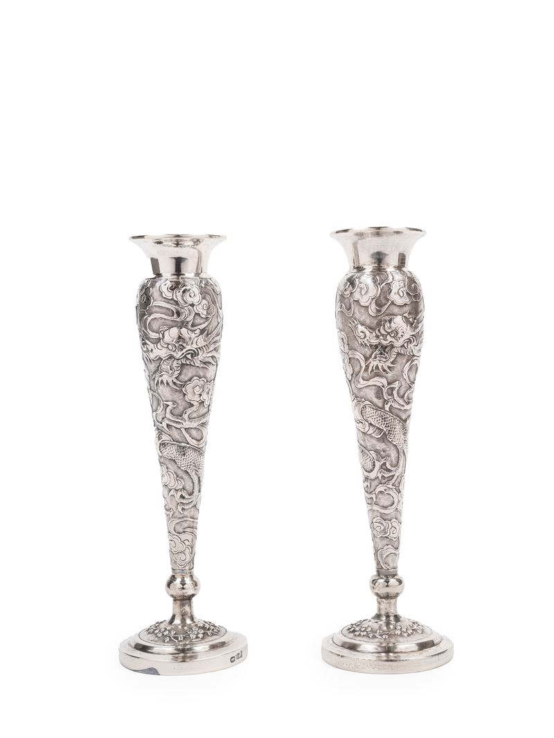 Wang Hing & Co., Coppia di portafiori in argento cesellato