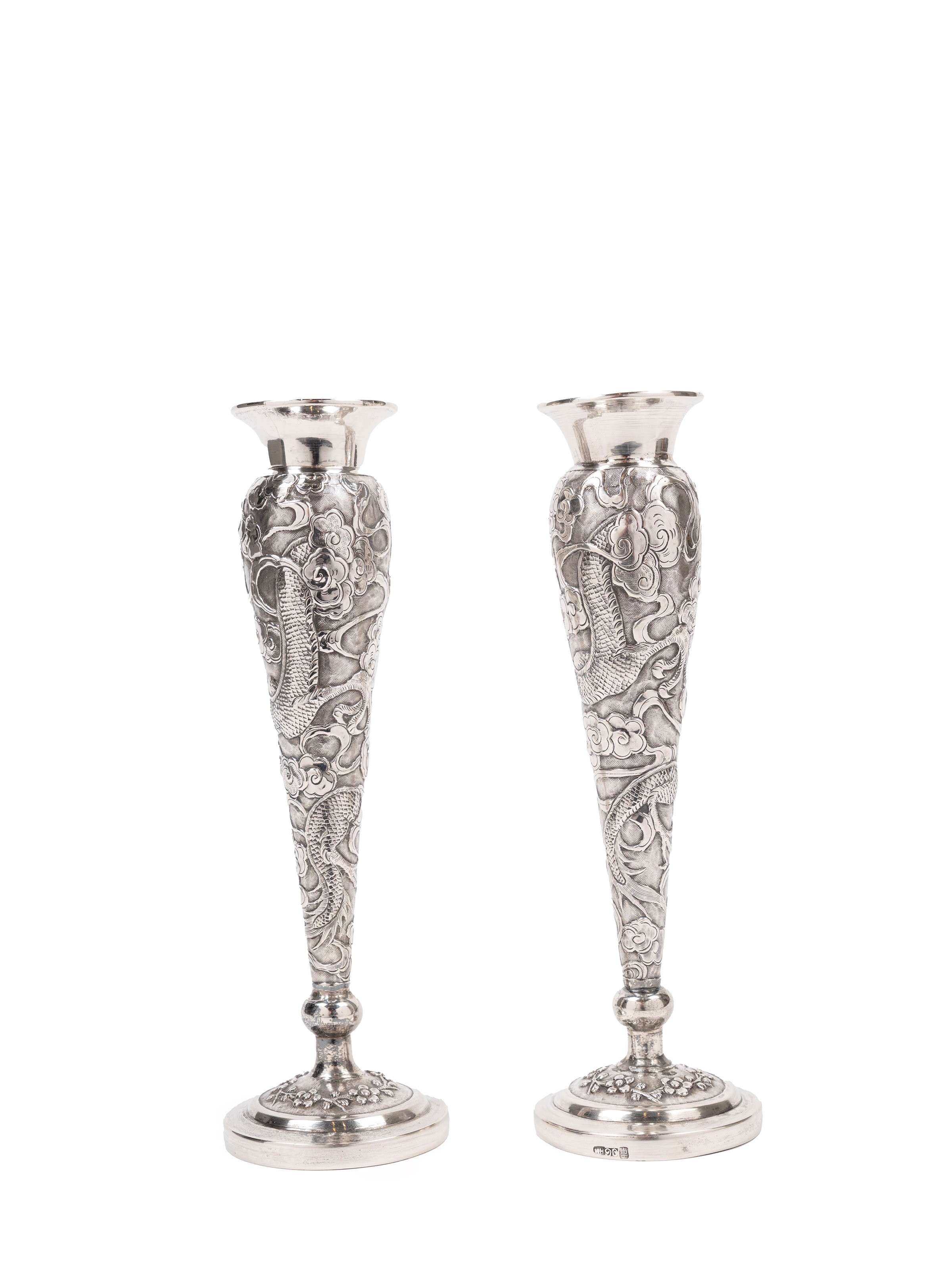 Wang Hing & Co., Coppia di portafiori in argento cesellato