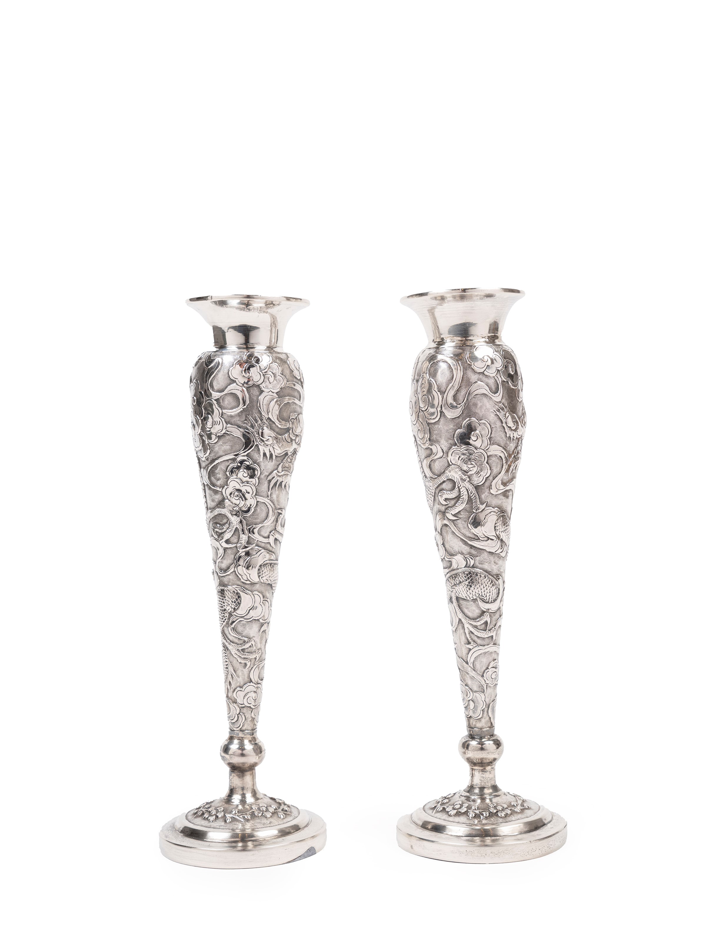 Wang Hing & Co., Coppia di portafiori in argento cesellato