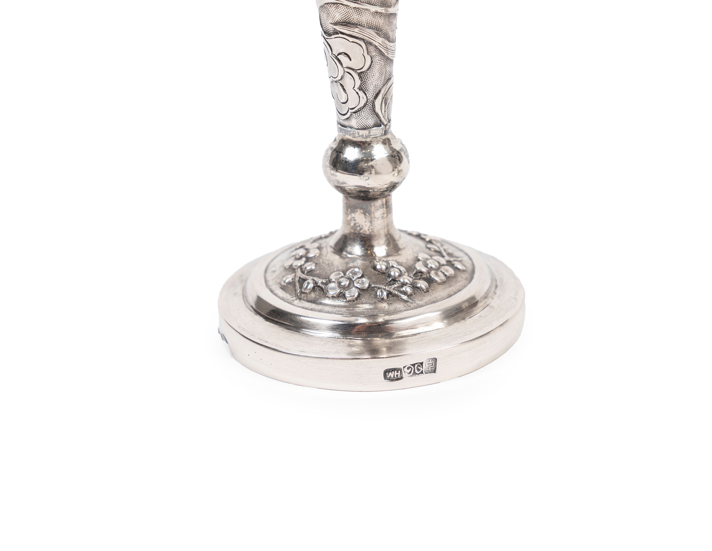 Wang Hing & Co., Coppia di portafiori in argento cesellato
