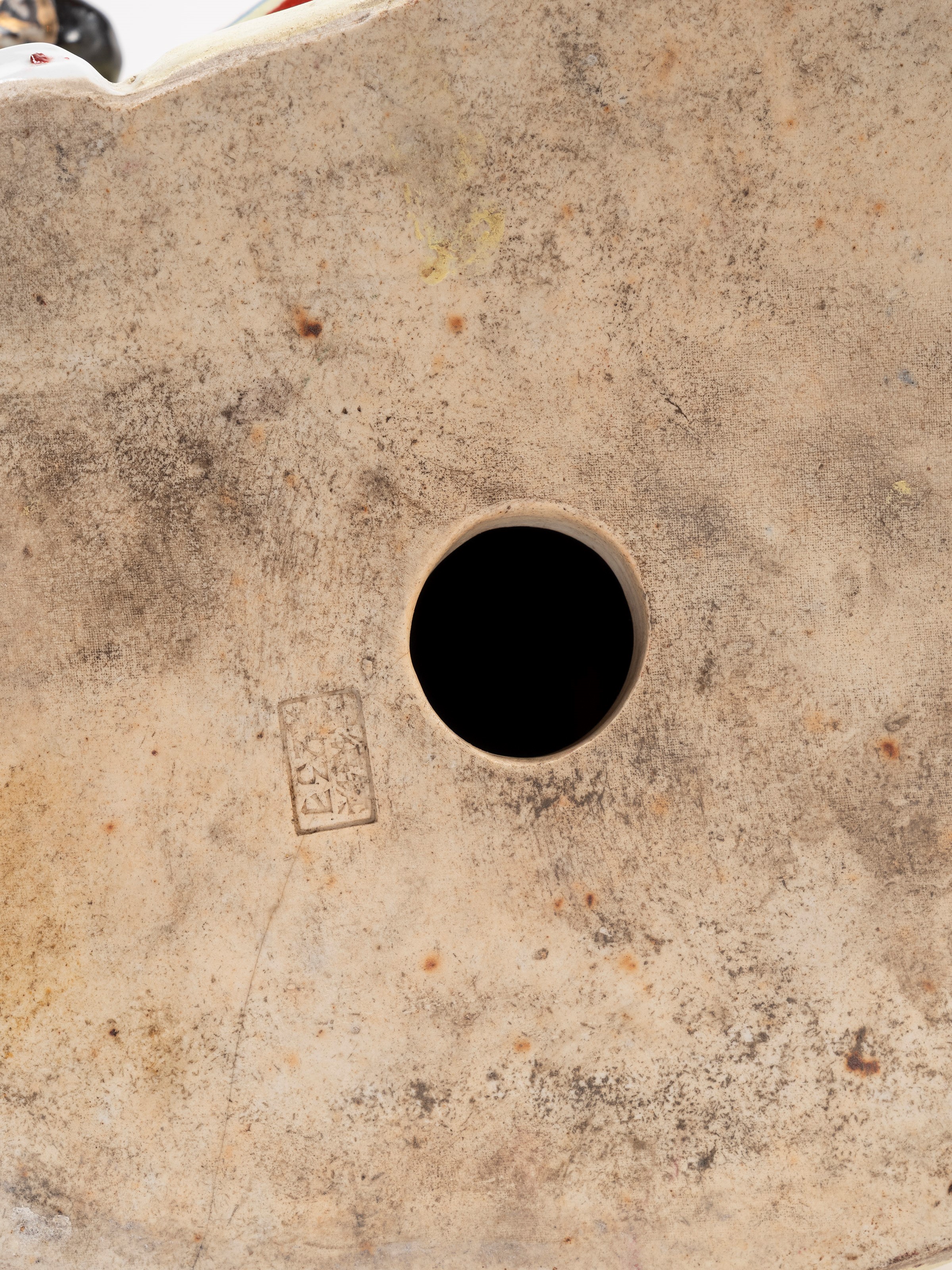 SCULTURA IN PORCELLANA RAFFIGURANTE SAGGIO CON IN MANO UNA PESCA