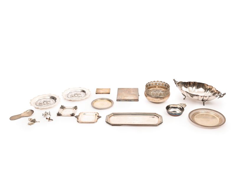 Collezione di 16 oggetti in argento, XX secolo