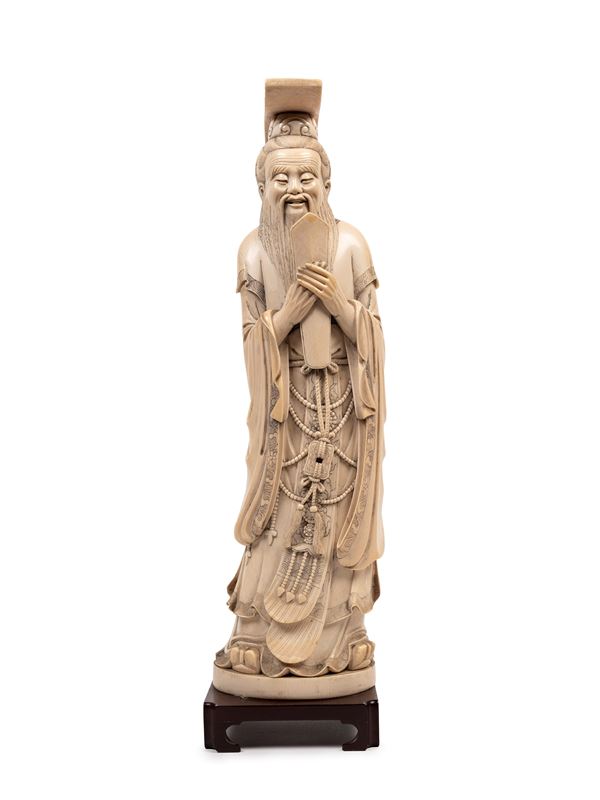 ☼AN IVORY SCULPTURE DEPICTING CONFUCIO
