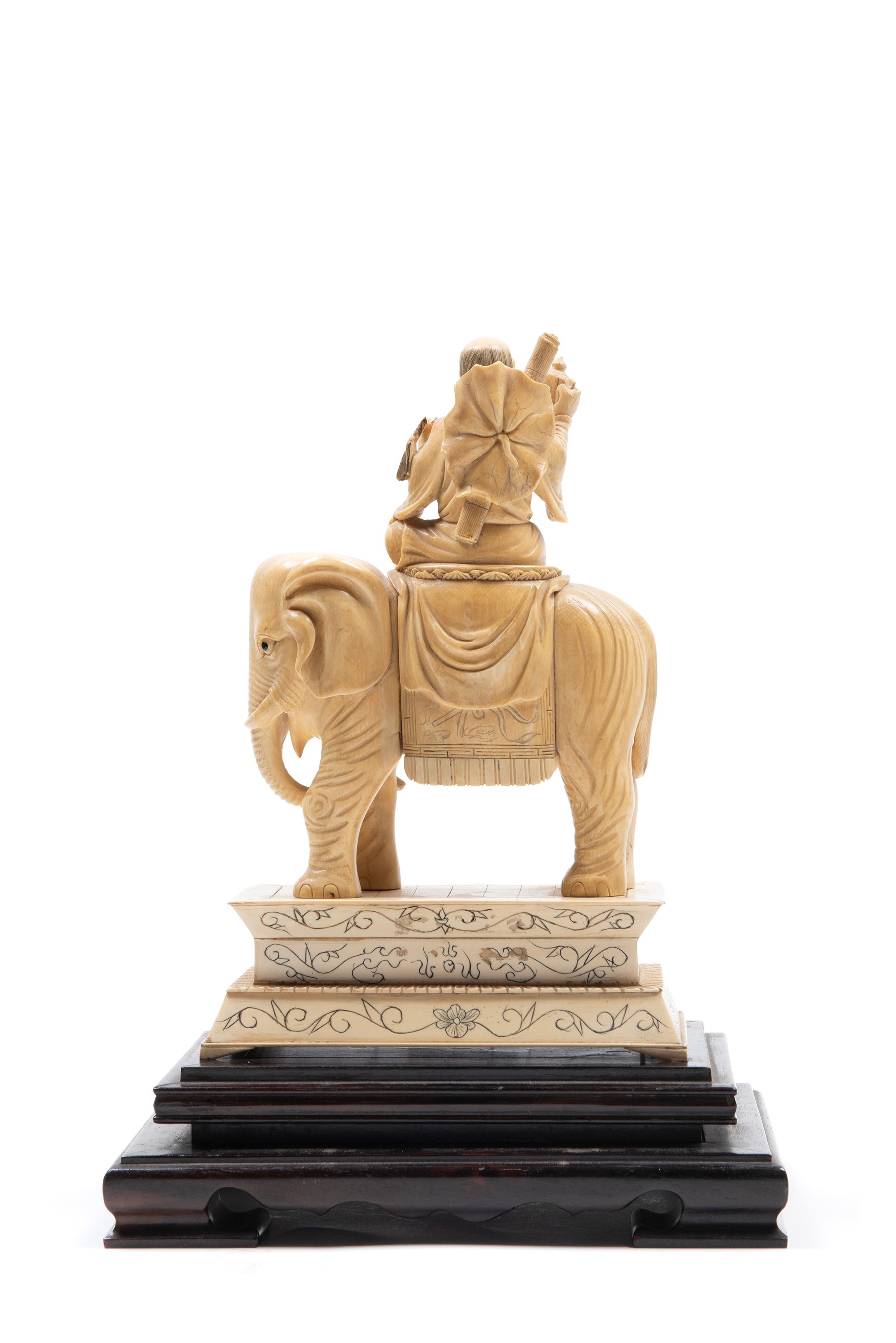 Scultura in avorio raffigurante un saggio su elefante, Cina, secolo XIX/XX