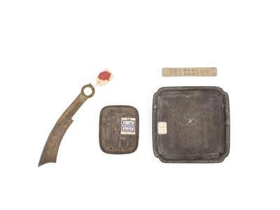 Oggetti in bronzo, Vassoietti e decorazioni con draghi, Cina, dinastia Qing