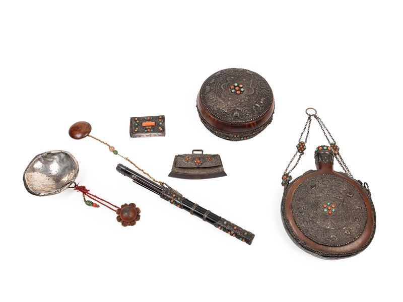 Set da pasto tibetano, XIX secolo, in legno e argento