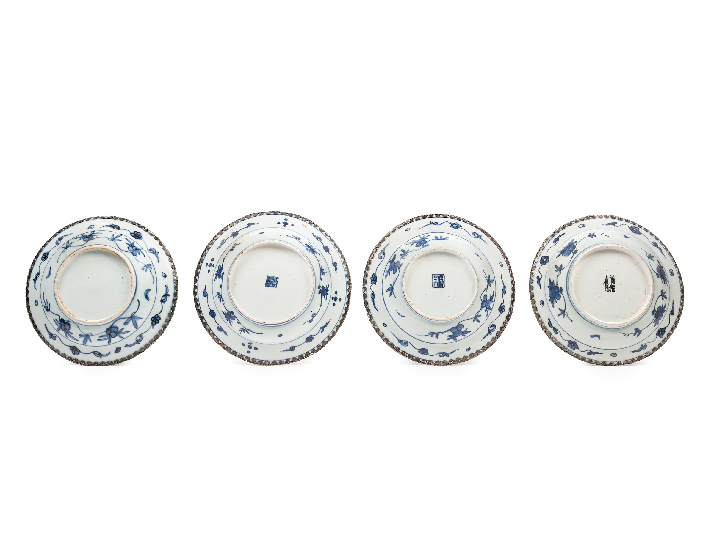 QUATTRO PIATTI IN PORCELLANA BIANCA E BLU