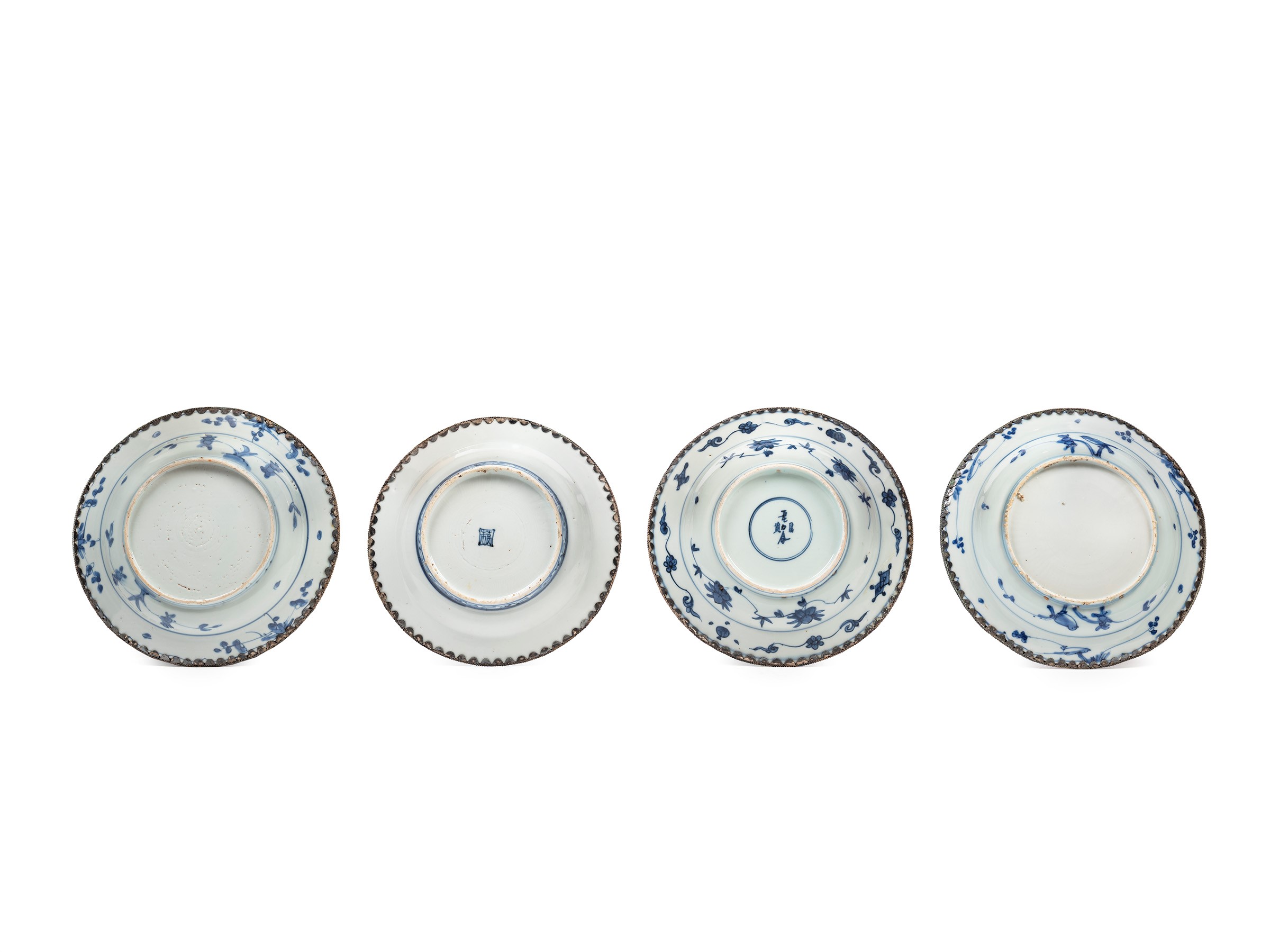 QUATTRO PIATTI IN PORCELLANA BIANCA E BLU