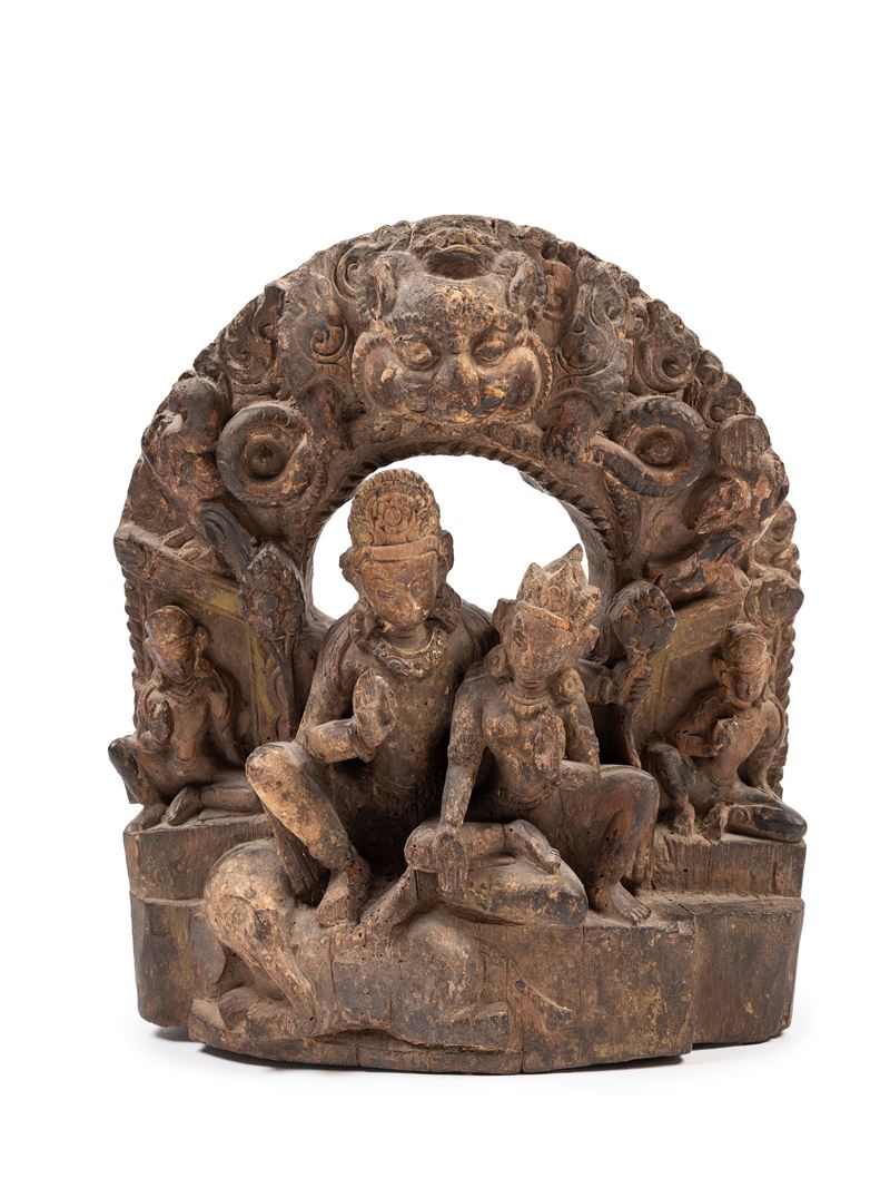 Scultura in legno raffigurante Shiva e Parvati con accoliti, Himalaya, XVIII/XIX secolo
