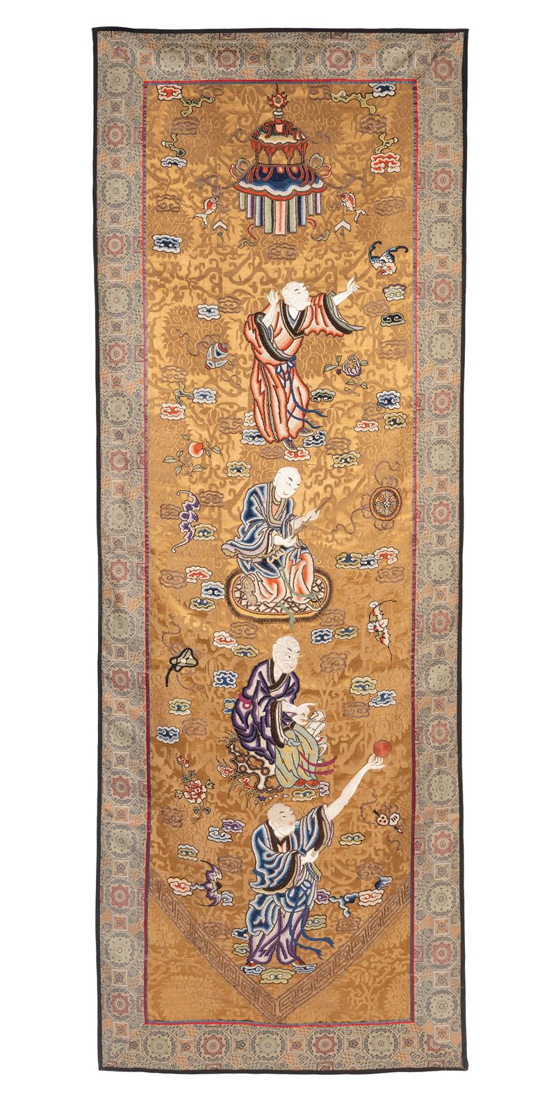 Cina, Dinastia Qing, TESSUTO IN SETA broccato con decorazione dorata e figure di arhat
