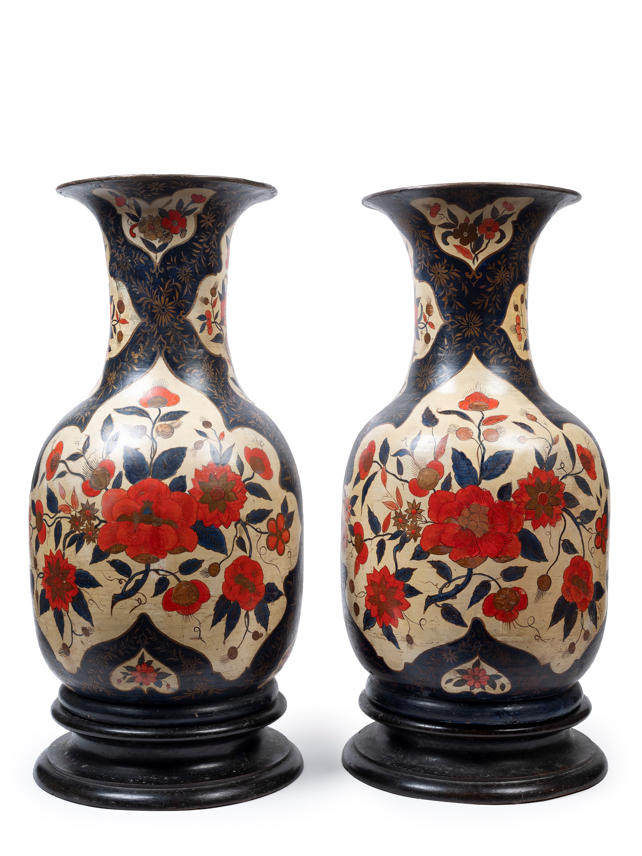 COPPIA DI GRANDI VASI IN TERRACOTTA LACCATA DIPINTI IN CHINOSERIE