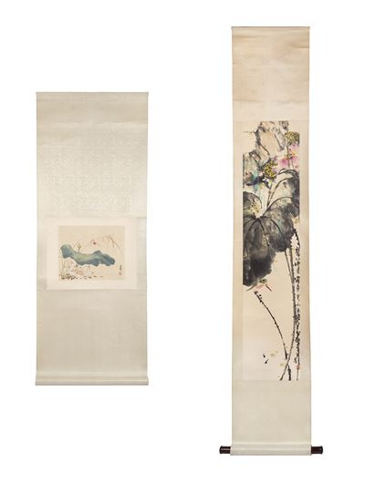 Cina, Due dipinti a scroll su carta raffiguranti paesaggi lacustri con fiori di loto e uccelli