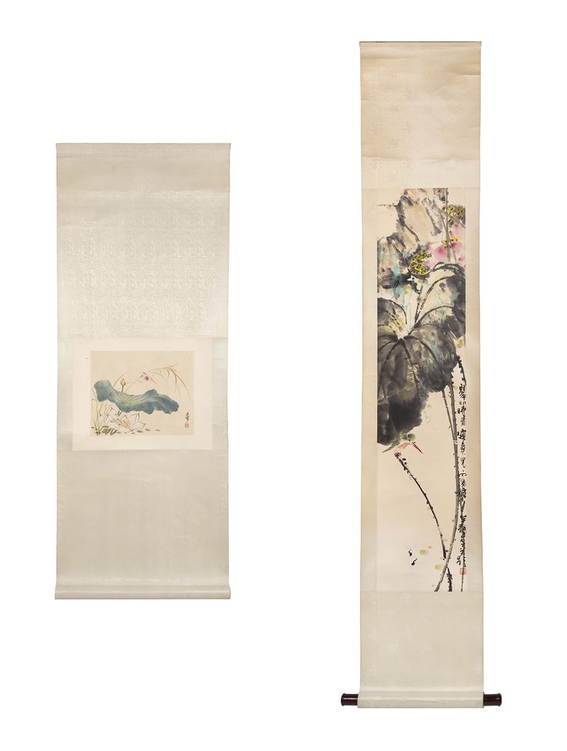Cina, Due dipinti a scroll su carta raffiguranti paesaggi lacustri con fiori di loto e uccelli