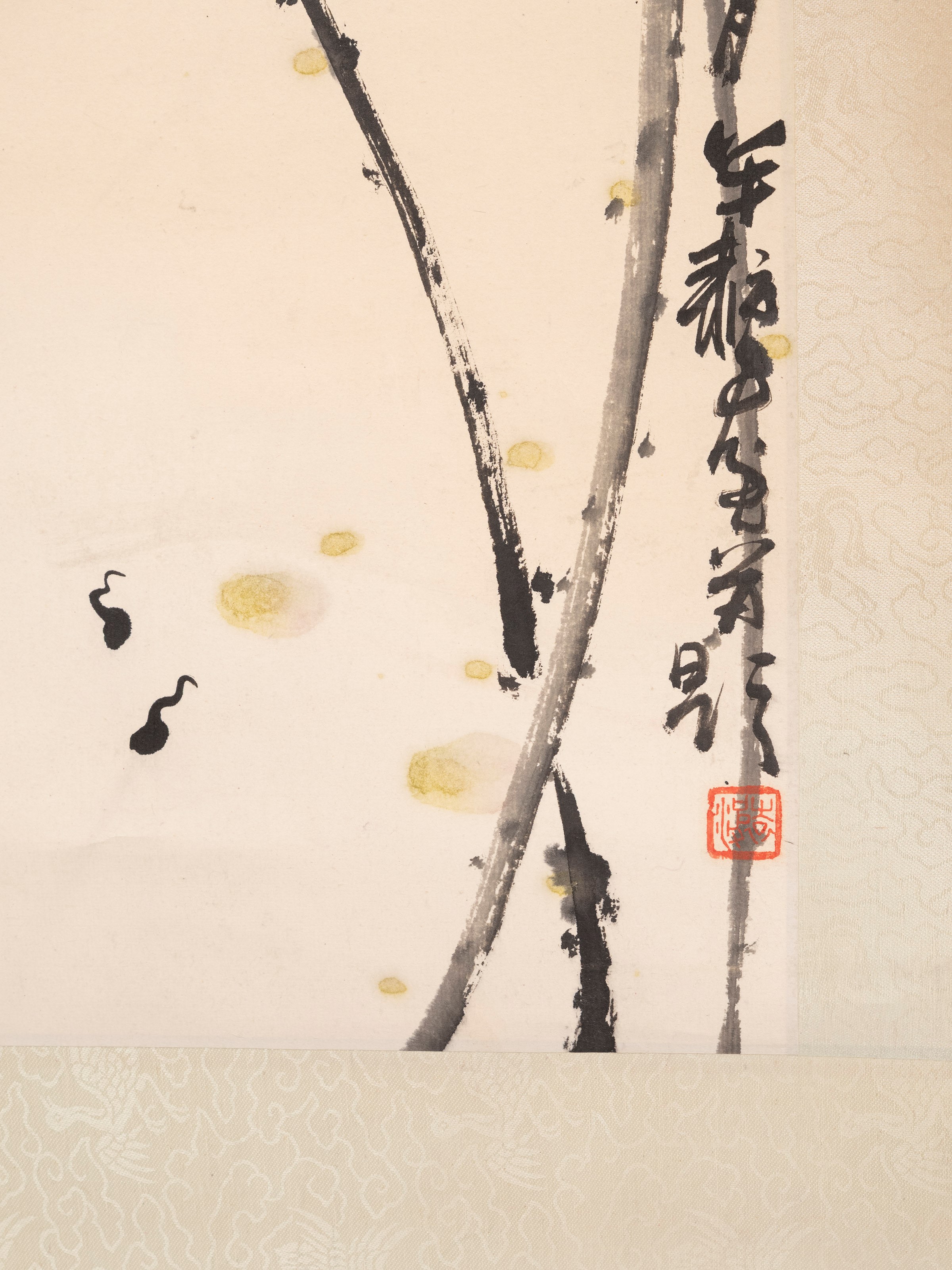 Cina, Due dipinti a scroll su carta raffiguranti paesaggi lacustri con fiori di loto e uccelli
