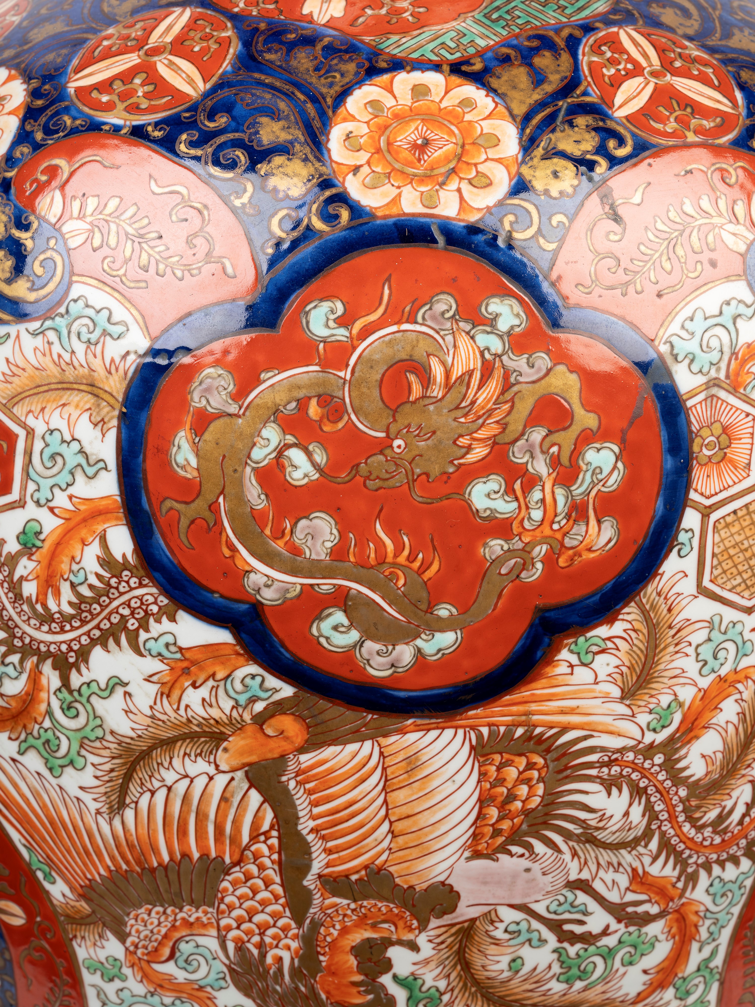 Giappone, Due grandi vasi in porcellana Imari, periodo Meiji (1868-1912)