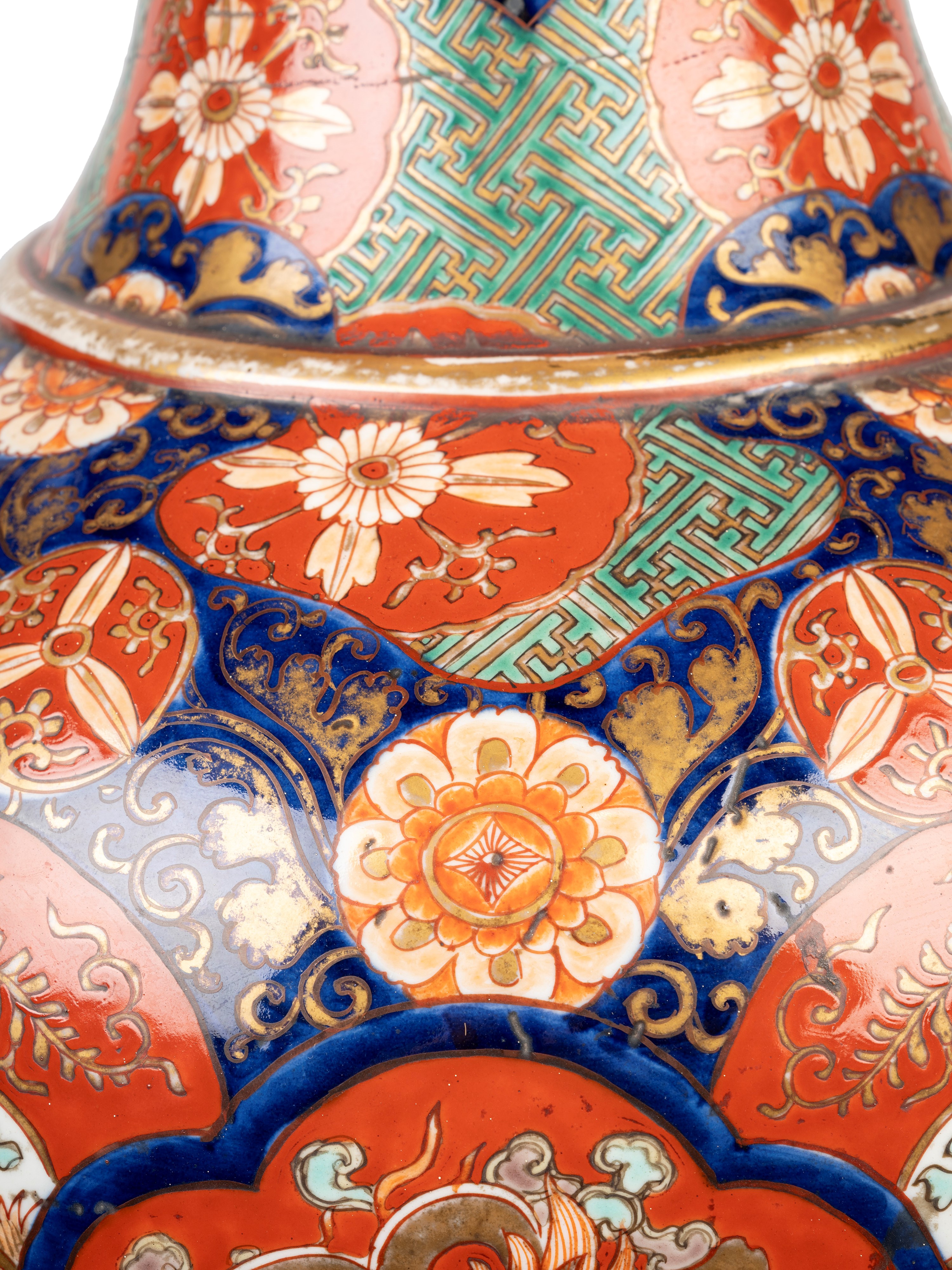 Giappone, Due grandi vasi in porcellana Imari, periodo Meiji (1868-1912)