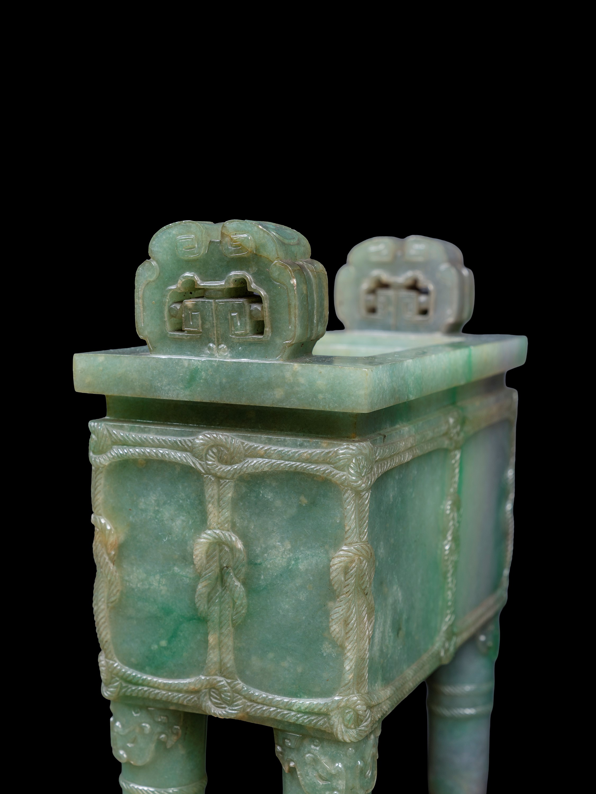 RARO INCENSIERE IN GIADEITE VERDE MELA CON COPERCHIO