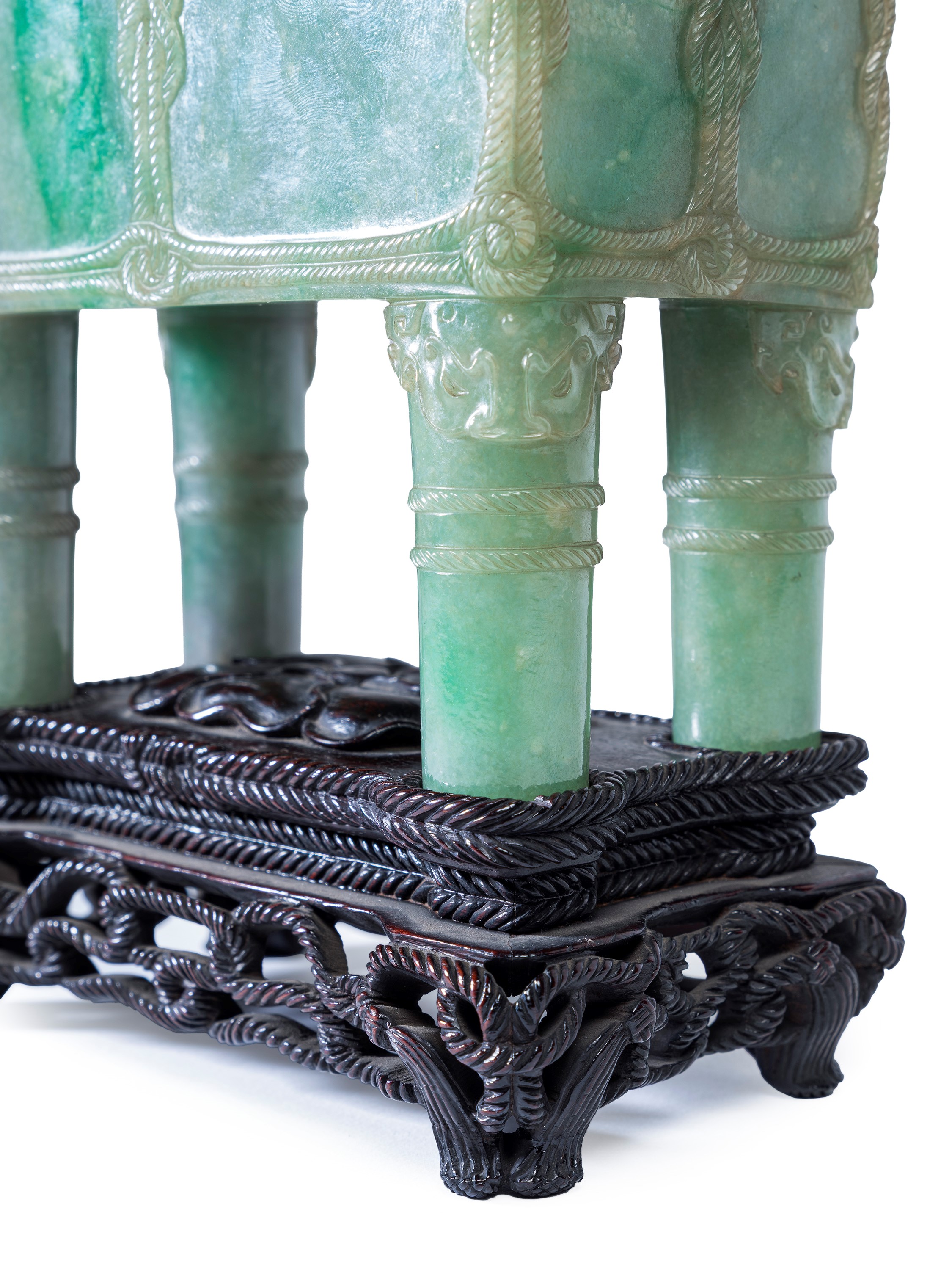 RARO INCENSIERE IN GIADEITE VERDE MELA CON COPERCHIO