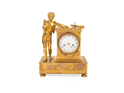 Pendola in bronzo dorato con scena mitologica raffigurante Cupido e Cronos, Francia, inizio XIX s...