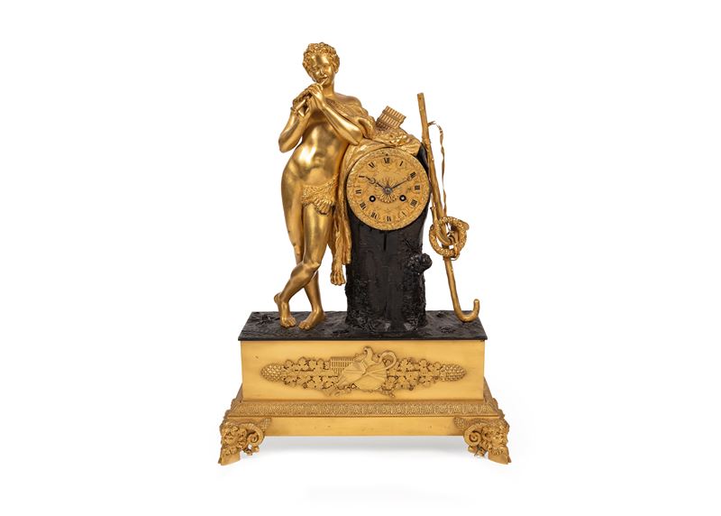 Pendola in bronzo dorato raffigurante un fauno che suona il flauto