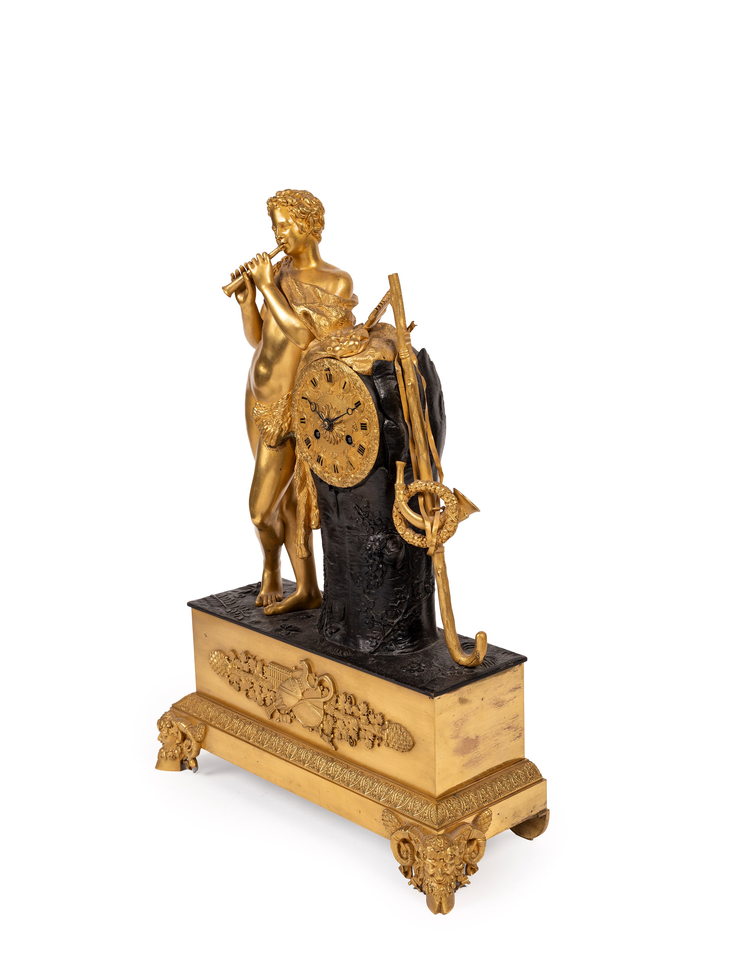 Pendola in bronzo dorato raffigurante un fauno che suona il flauto