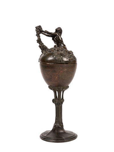 Coppa con coperchio in bronzo, circa 1910