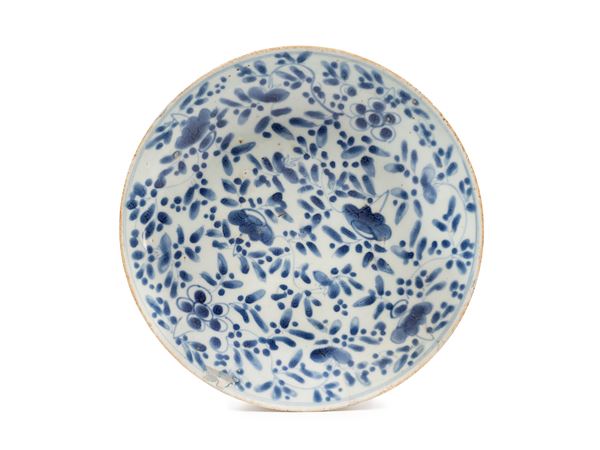 A BLUE AND WHITE PORCELAIN DISH