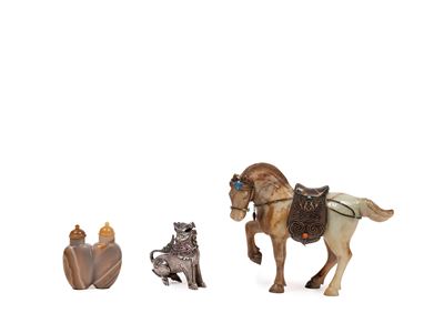 Scultura di cavallo in pietra dura con sella in argento e turchesi, cane in argento, rubini e gia...