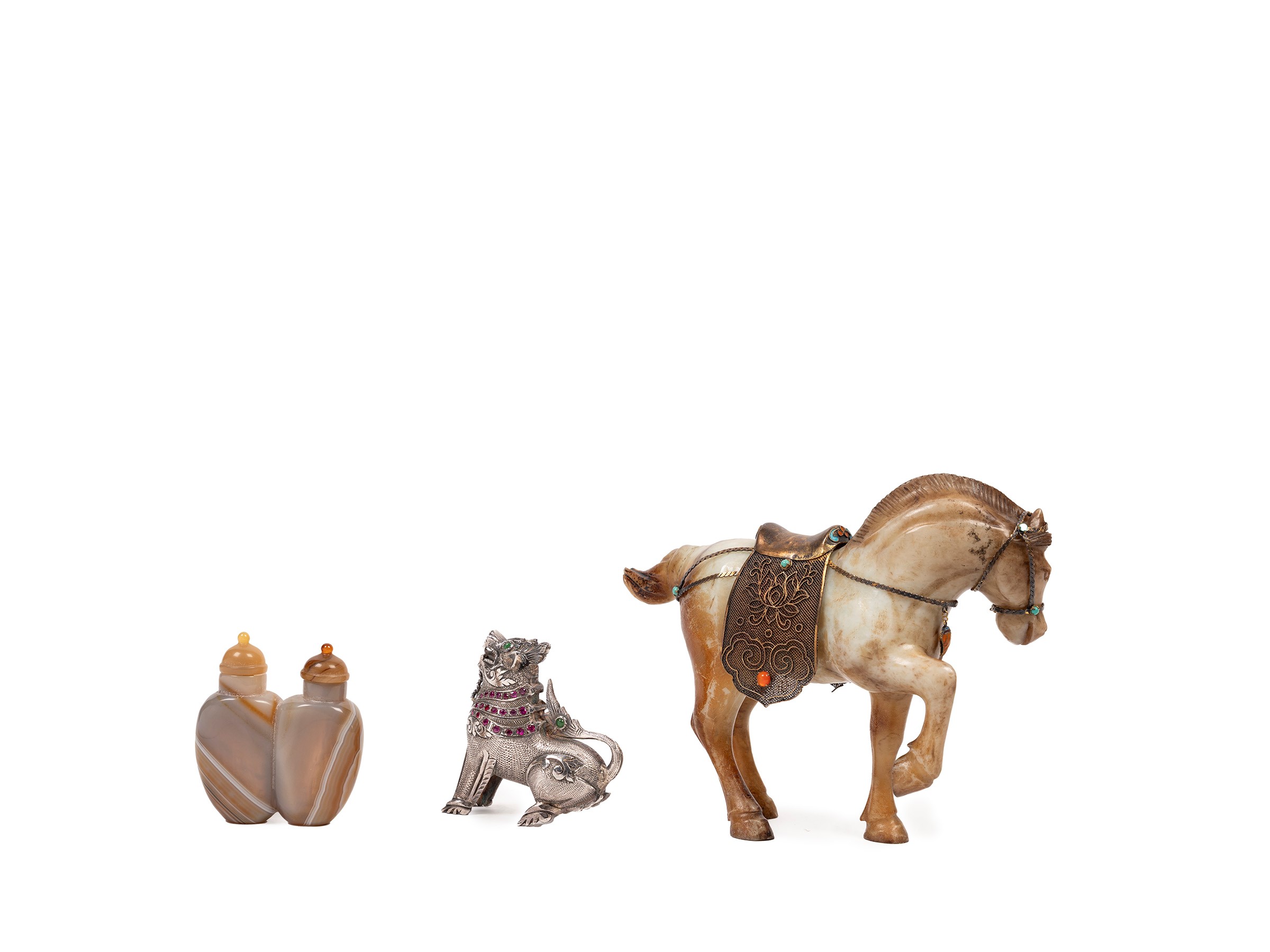 Scultura di cavallo in pietra dura con sella in argento e turchesi, cane in argento, rubini e gia...