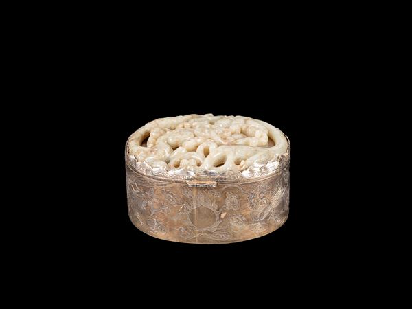 A SILVER BOX WITH A MOTTLED JADE PLAQUE AS COVER