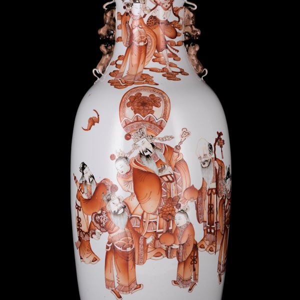 A LARGE PORCELAIN VASE