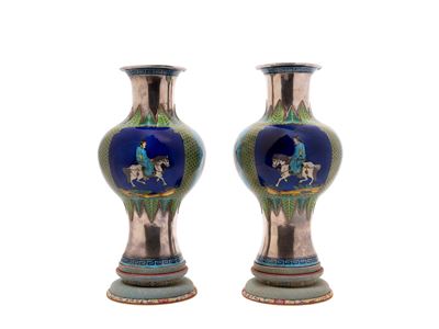Cina, Rara coppia di vasi in argento e smalto cloisonné, XIX / XX secolo