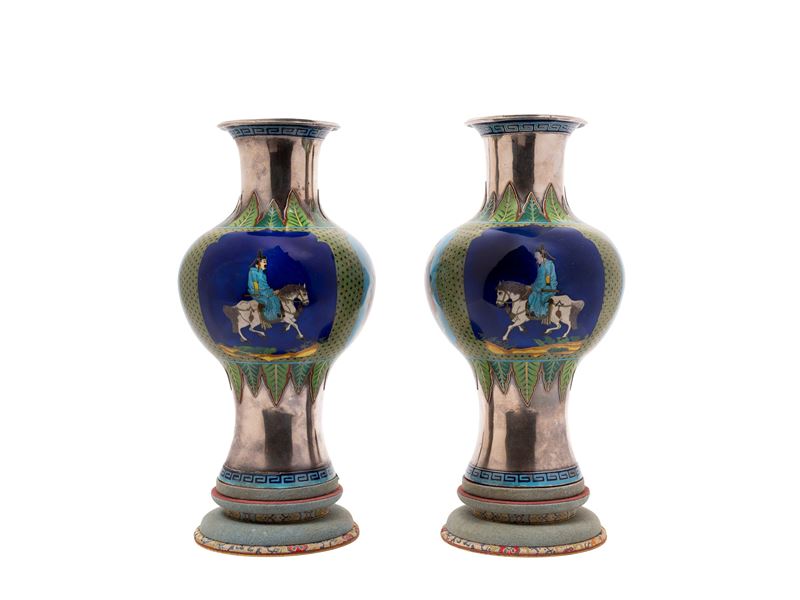 Cina, Rara coppia di vasi in argento e smalto cloisonné, XIX / XX secolo