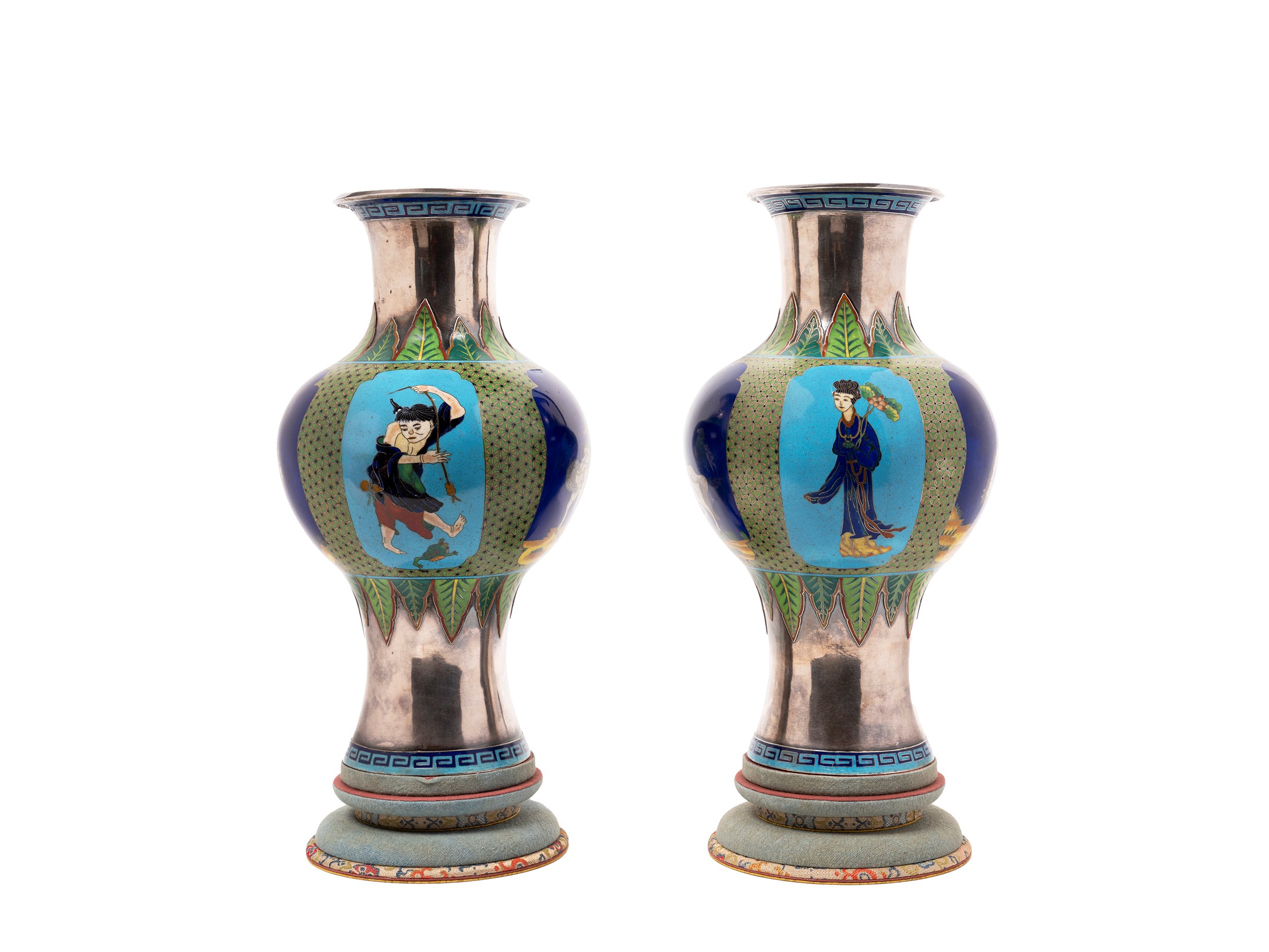 Cina, Rara coppia di vasi in argento e smalto cloisonné, XIX / XX secolo