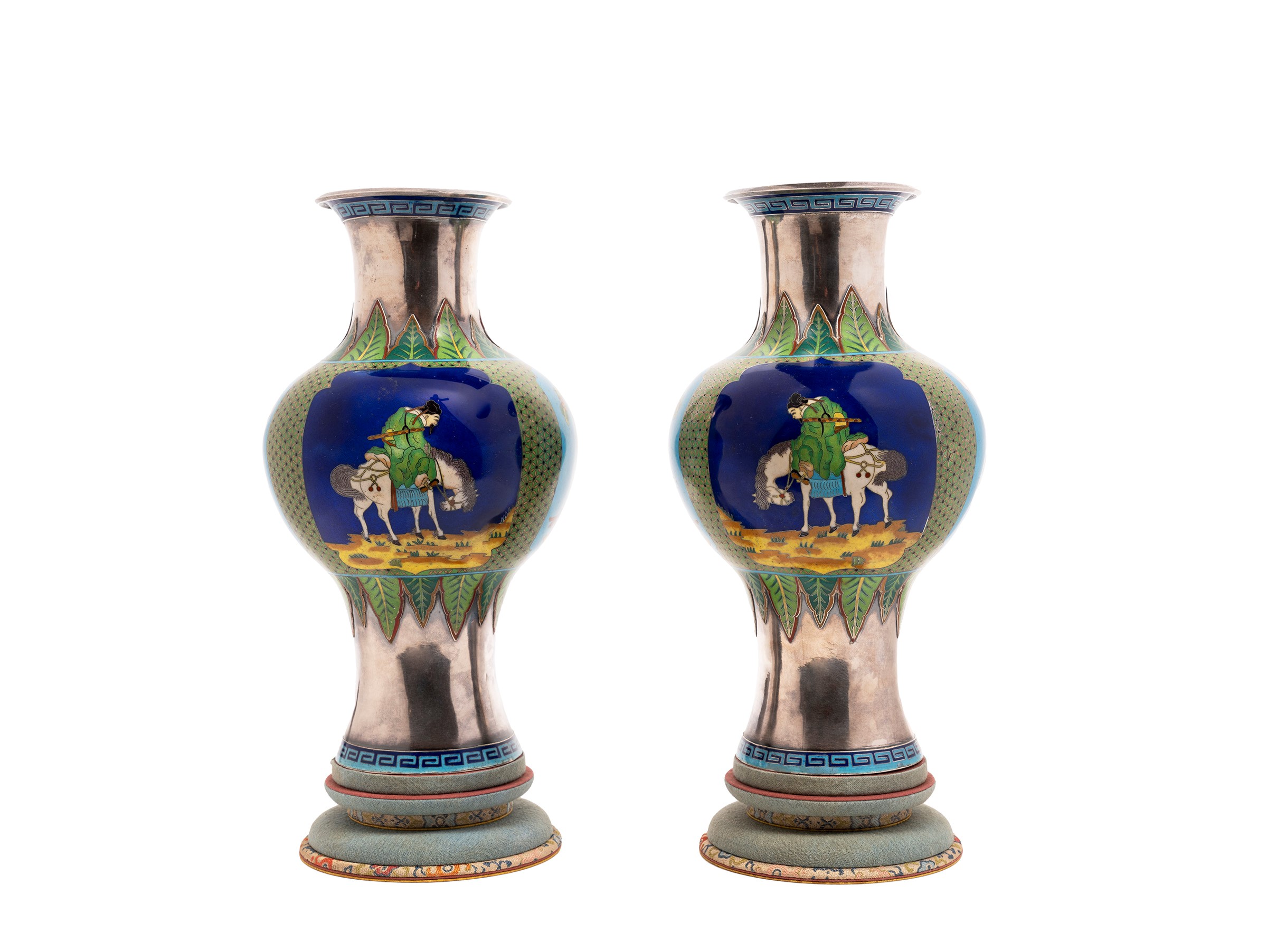 Cina, Rara coppia di vasi in argento e smalto cloisonné, XIX / XX secolo