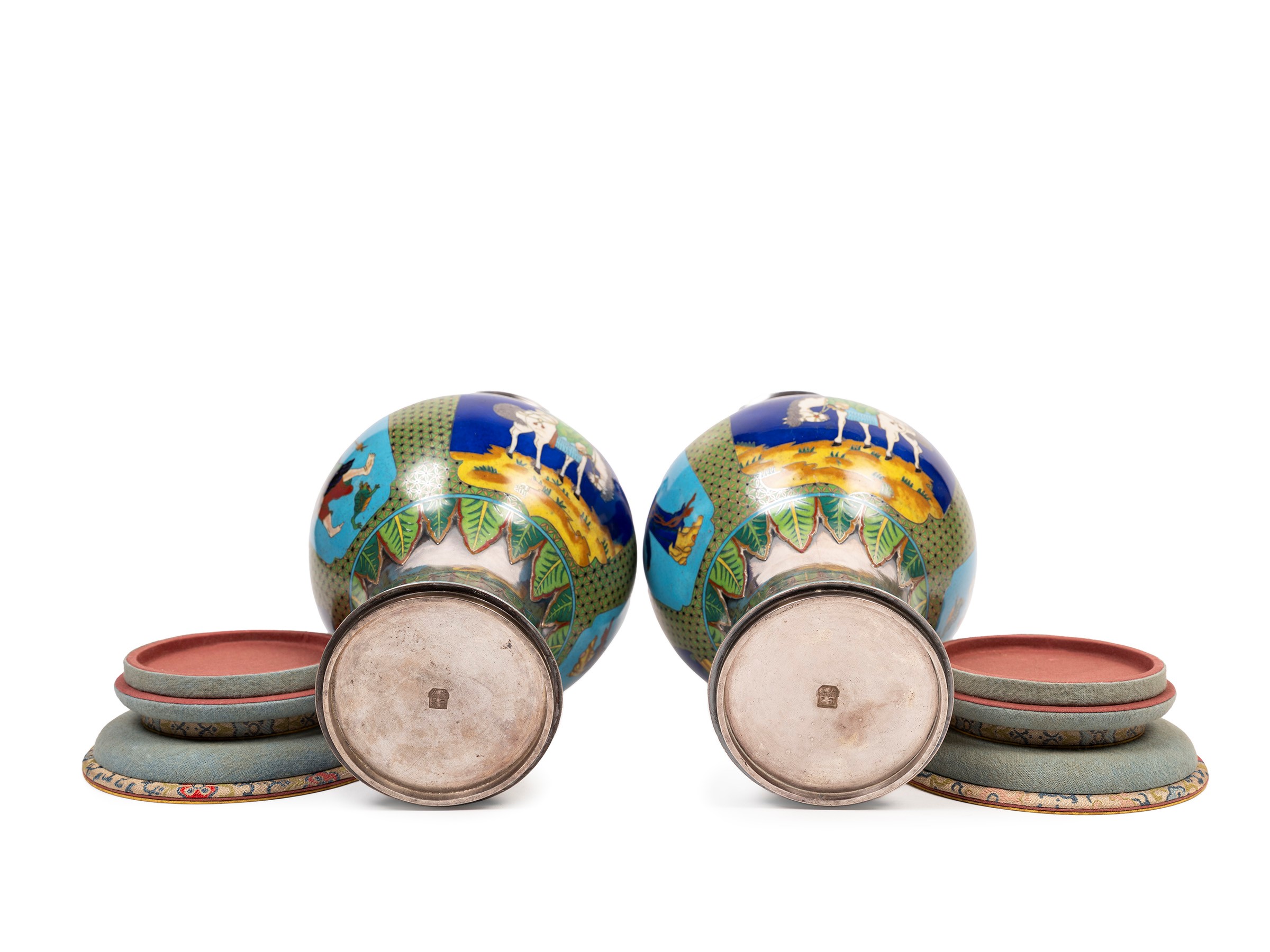 Cina, Rara coppia di vasi in argento e smalto cloisonné, XIX / XX secolo