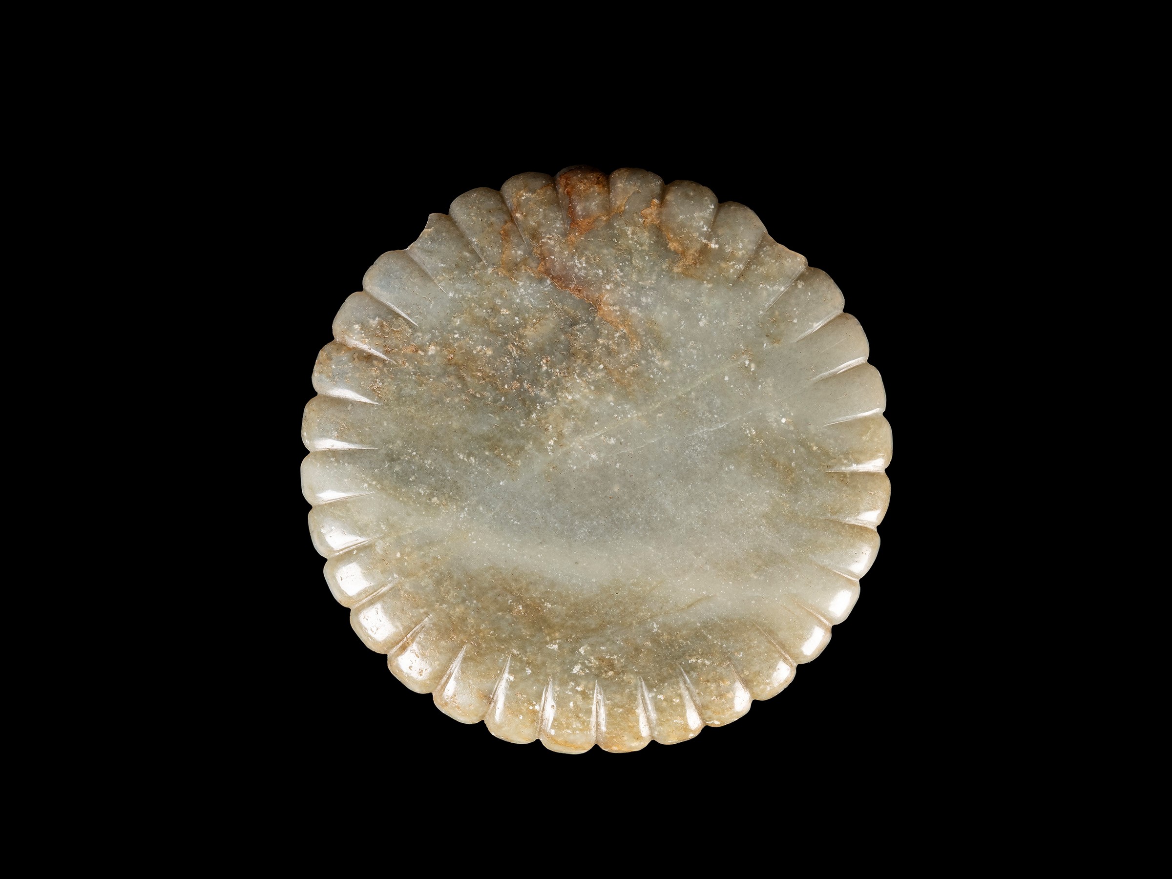 Piatto in giada celadon, Cina, XIX/XX secolo, a forma di crisantemo