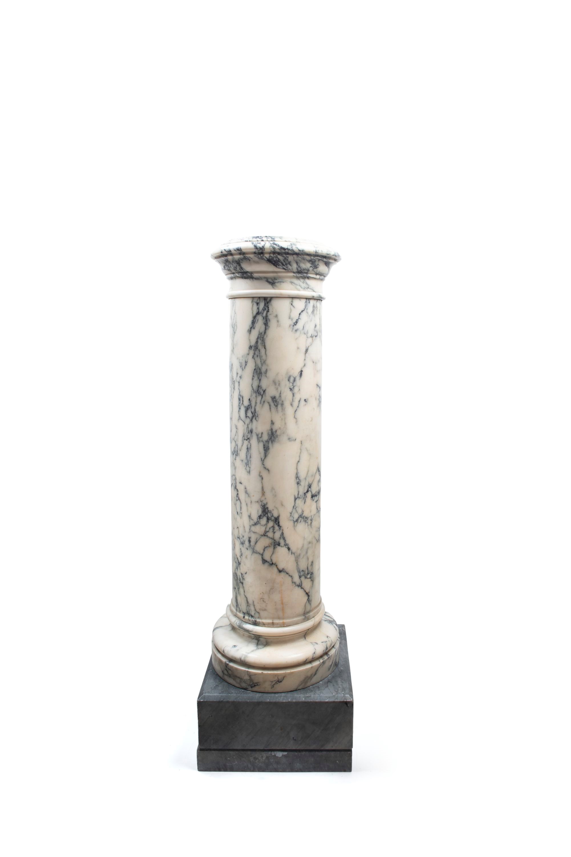 Coppia di colonne in marmo di Carrara, fine XIX secolo