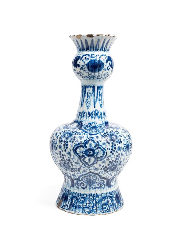 A BLUE AND WHITE PORCELAIN VASE