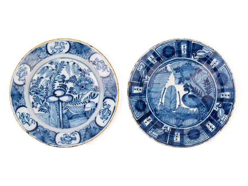 Coppia di piatti in porcellana bianca e blu, Delft, XVII/XVIII secolo