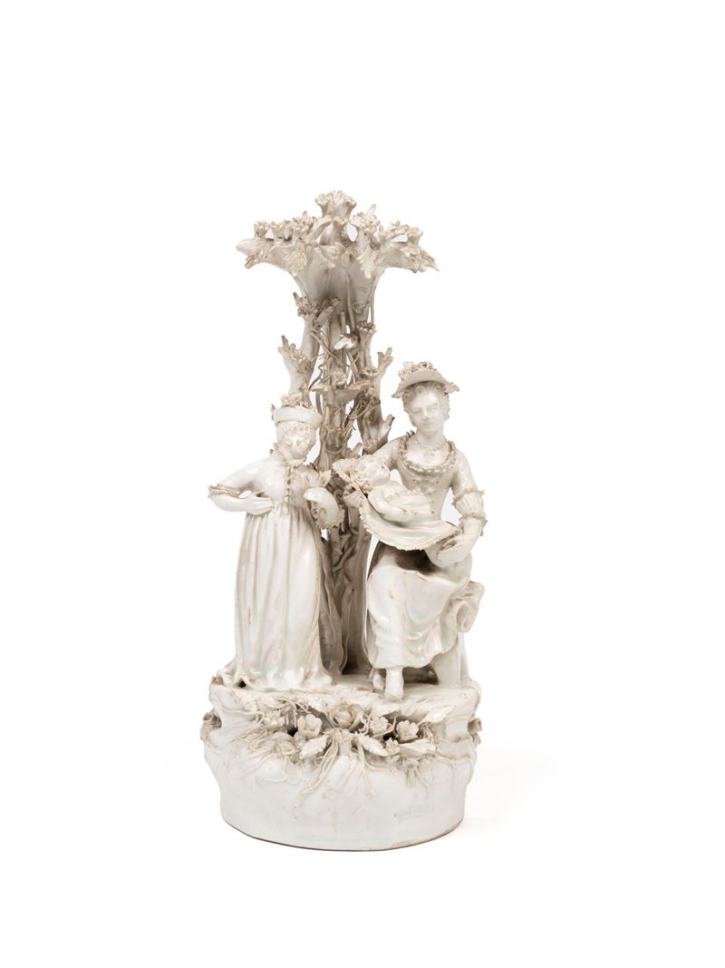 Nove Bassano, Gruppo in ceramica bianca con due figure femminili