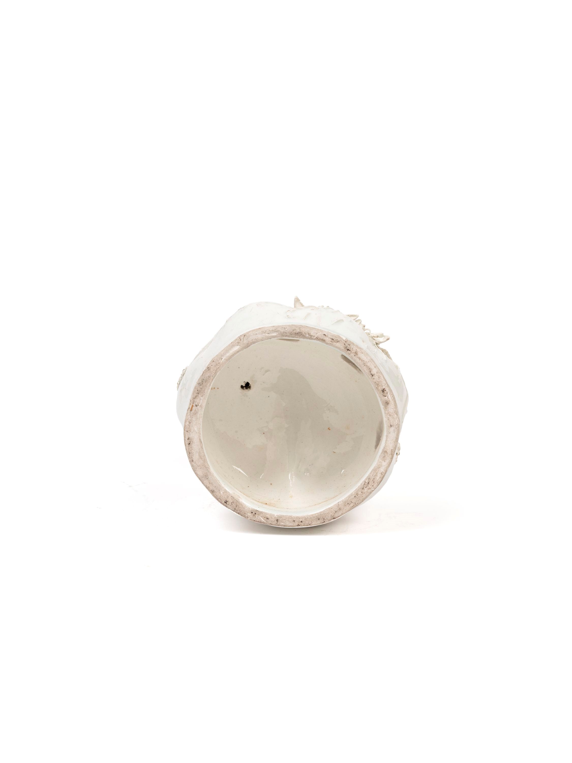 Nove Bassano, Gruppo in ceramica bianca con due figure femminili