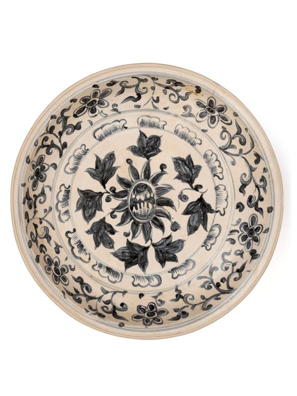 A LARGE BLUE AND WHITE PORCELAIN DISH