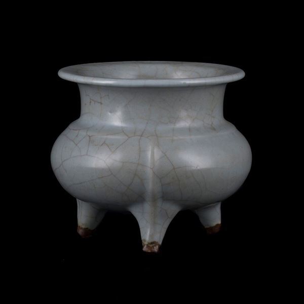A GUAN-TYPE TRIPOD CENSER