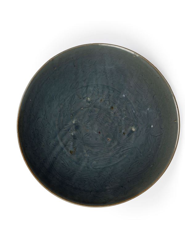 A LARGE INCISED BLUE-GLAZED SWATOW DISH