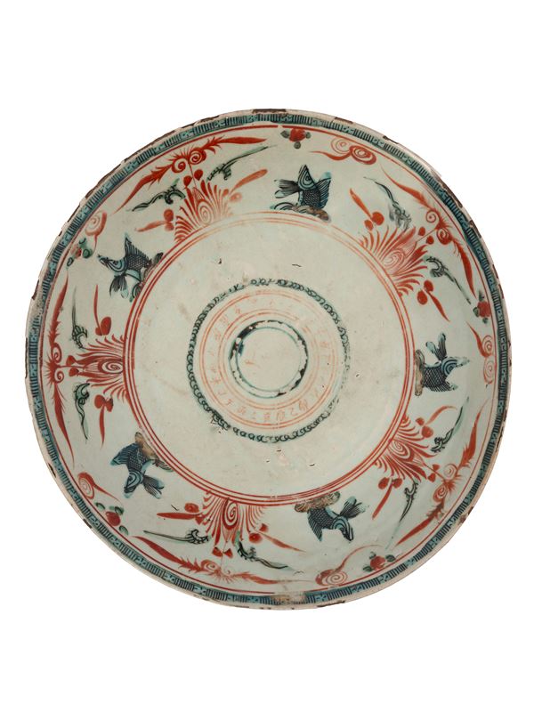 A SWATOW POLYCHROME PORCELAIN CHARGER