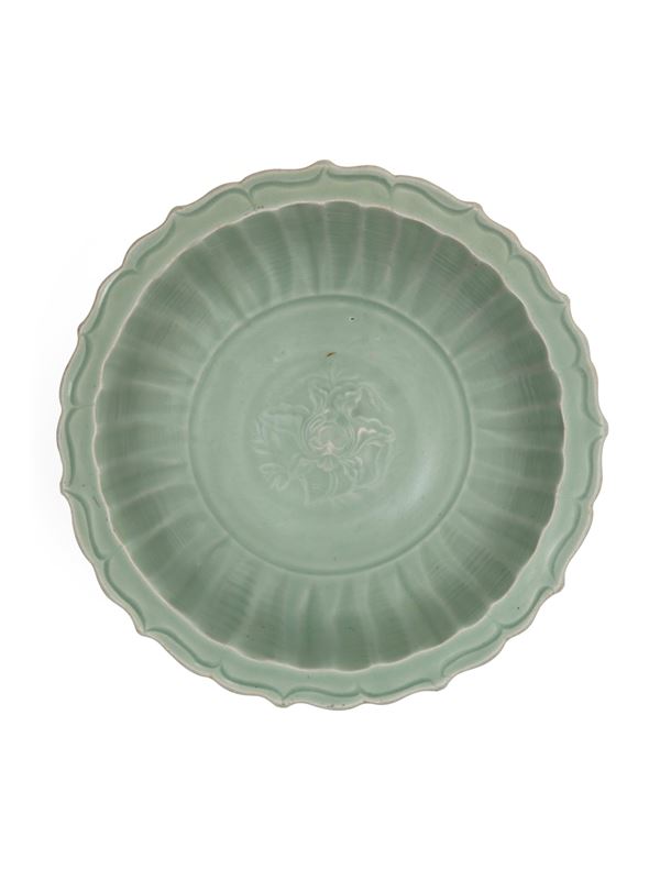 A LARGE LONGQUAN CELADON BARBED-RIM DISH